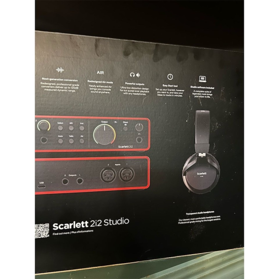 Focusrite Scarlett 2i2 Studio 4th Gen USB Audio Bundle 